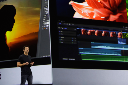 Αλλαγή φρουράς στην ηγεσία της Apple: Ποιος είναι ο Τζον Τέρνους που διαδέχεται τον Τιμ Κουκ